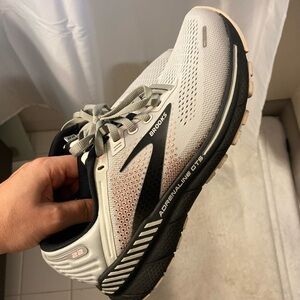 Women’s Brooks Adrenaline GTS 22 size 9